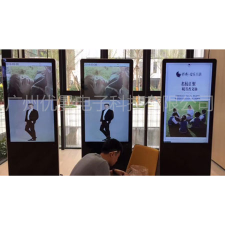 肇慶大旺保利愛樂小鎮，55寸的立式安卓版廣告機